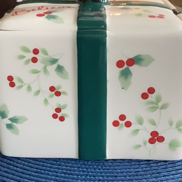 🌿NWOT Pfaltzgraff Winterberry Santa Treat Jar🌿 - Picture 4 of 14